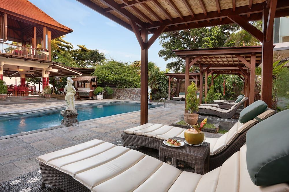 حوض السباحة