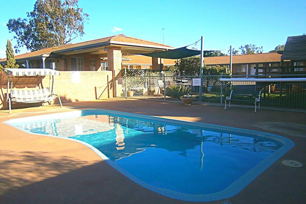 حوض السباحة