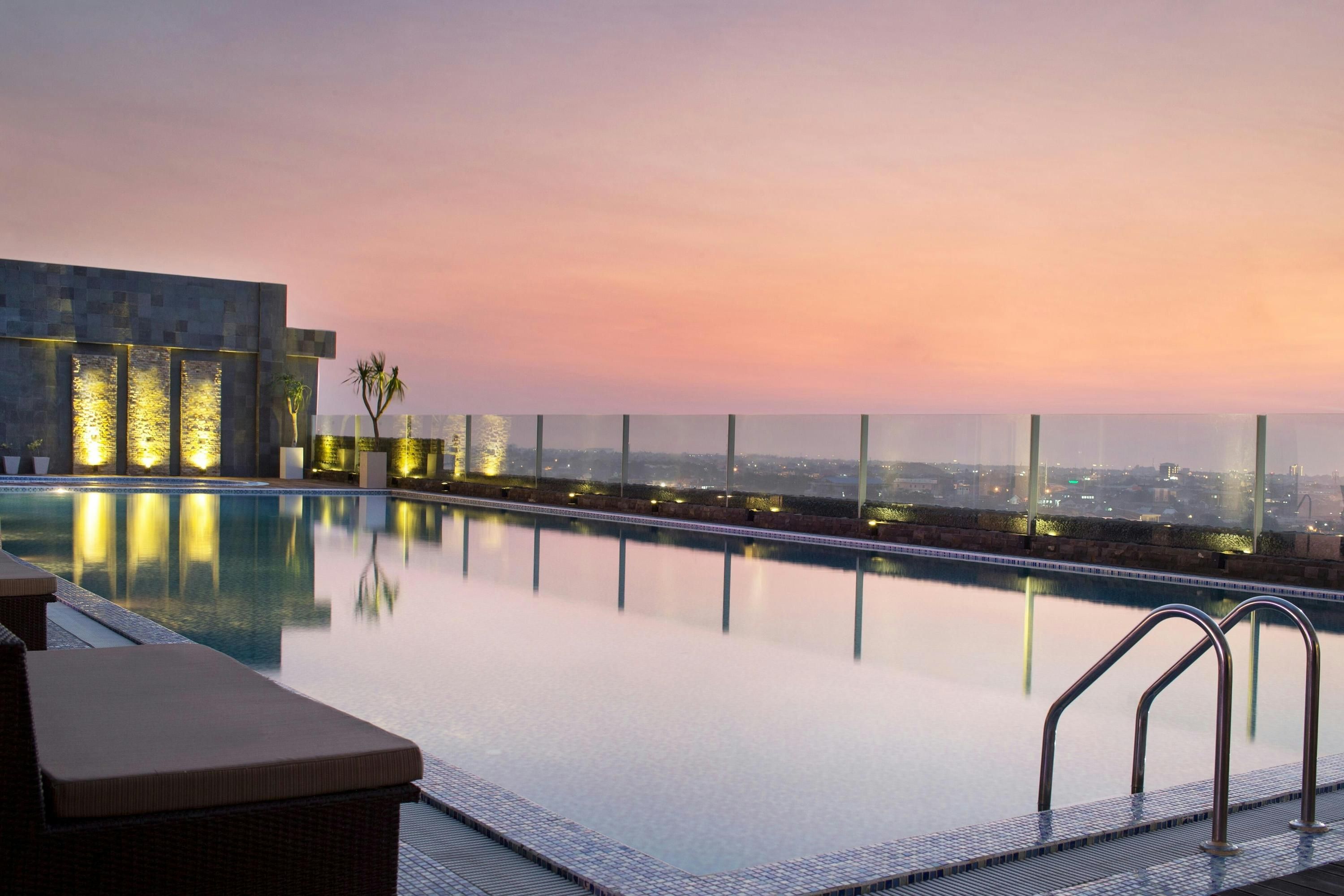 حوض السباحة