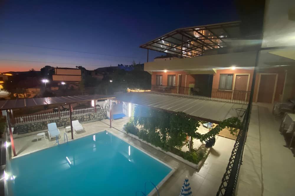 حوض السباحة