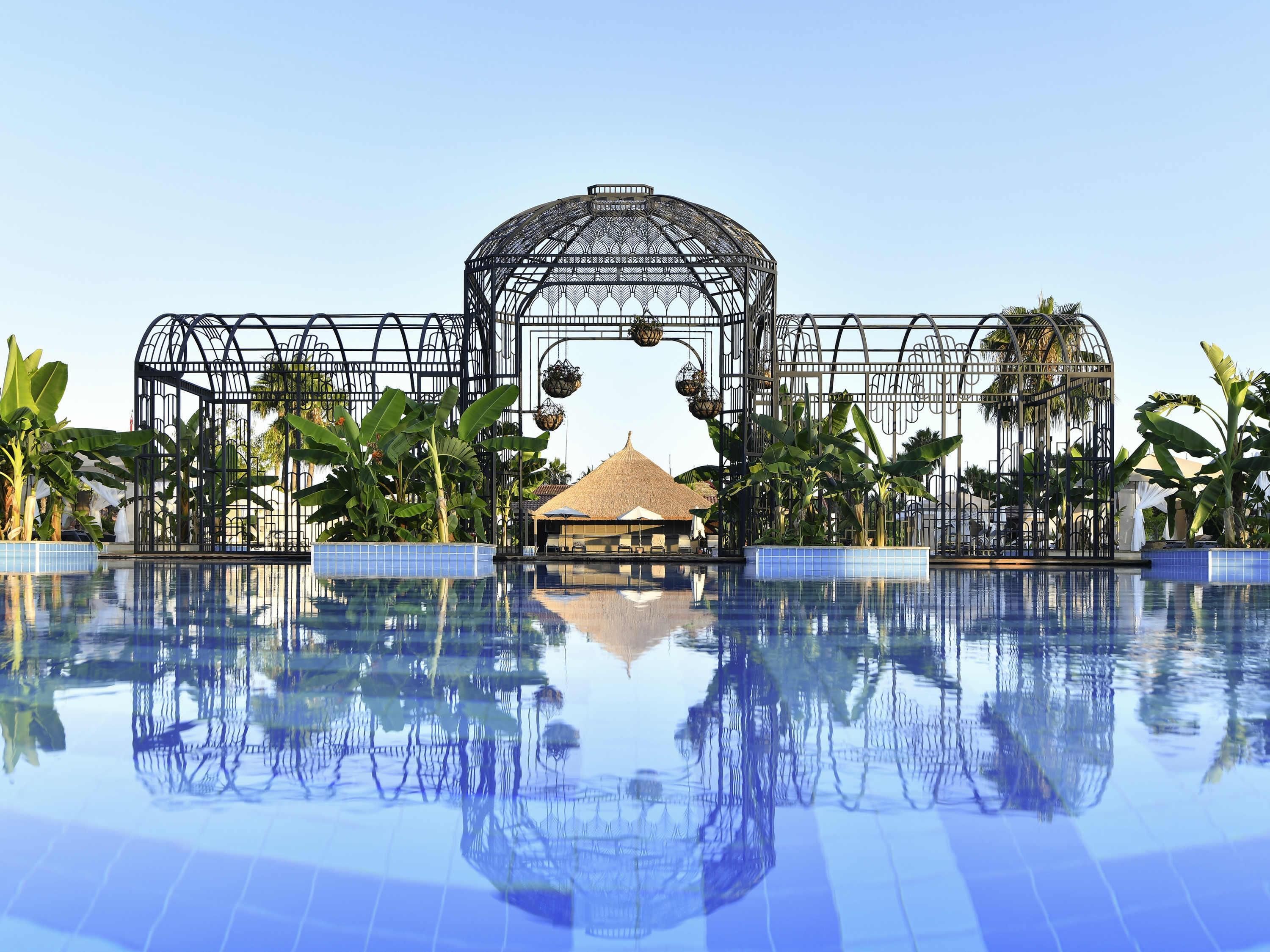 حوض السباحة