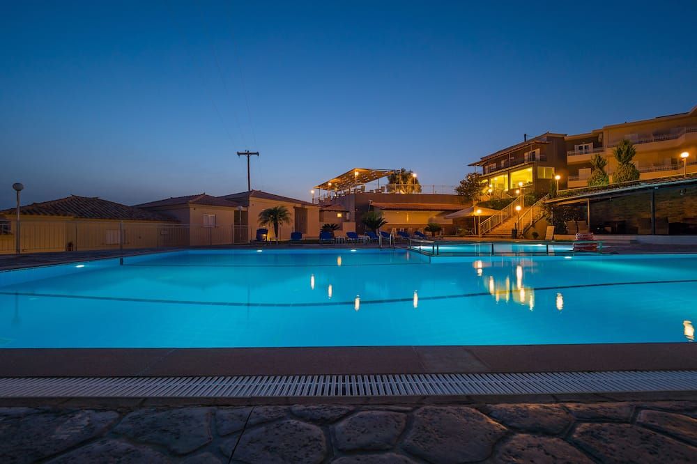 حوض السباحة