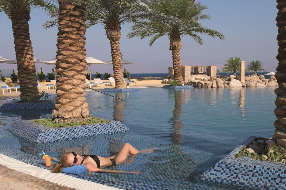 حوض السباحة