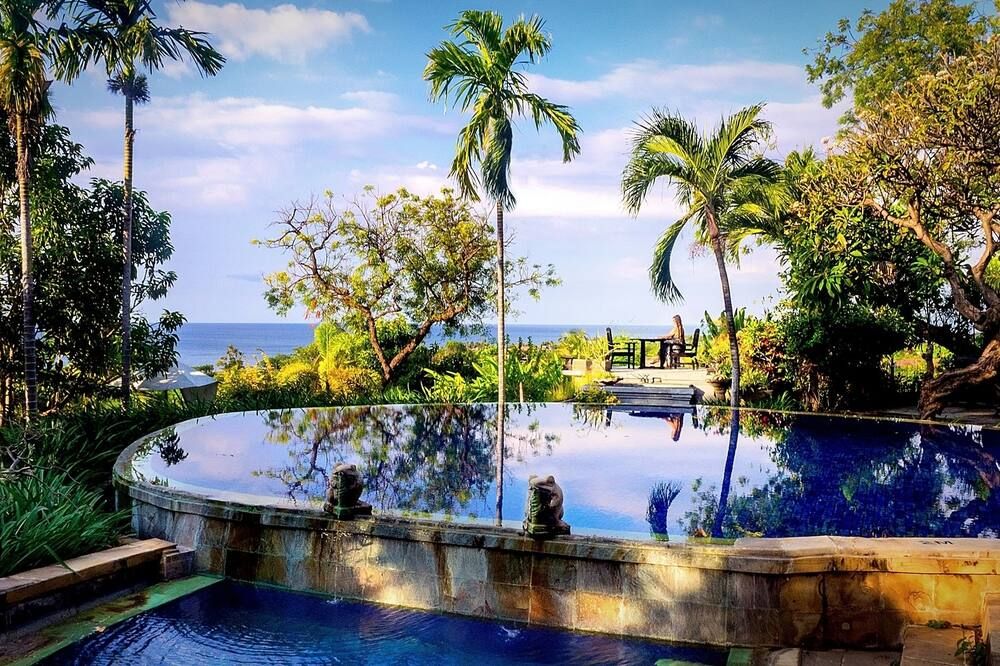 حوض السباحة