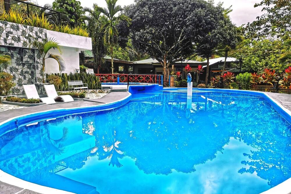 حوض السباحة