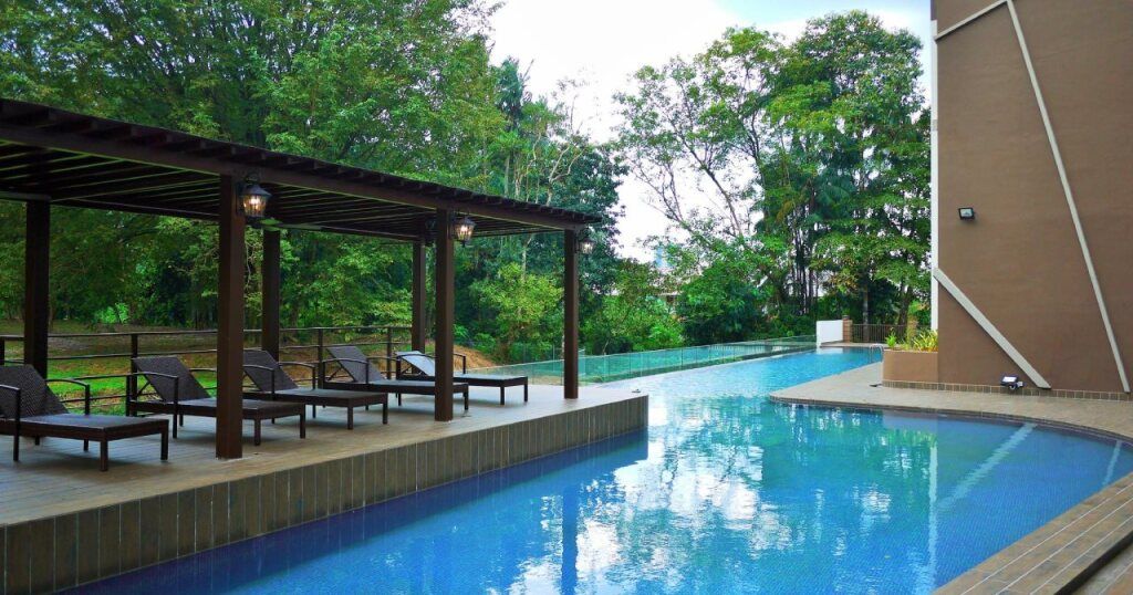 حوض السباحة