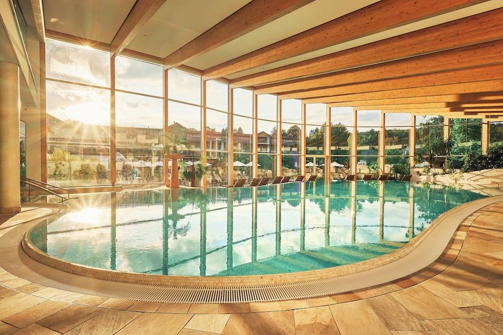 حوض السباحة