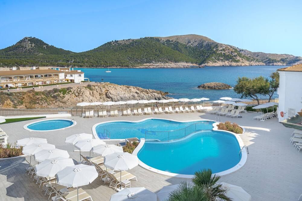 حوض السباحة