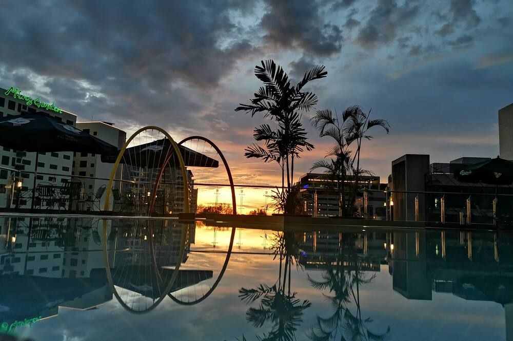 حوض السباحة