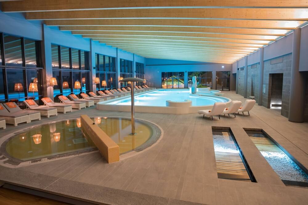 حوض السباحة