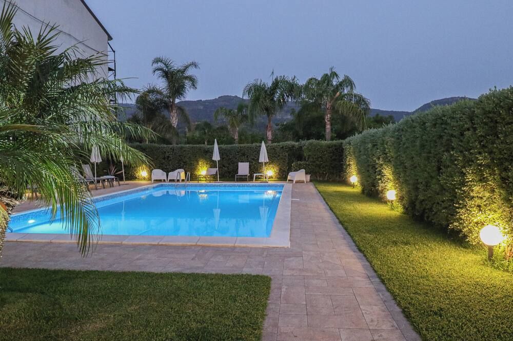 حوض السباحة