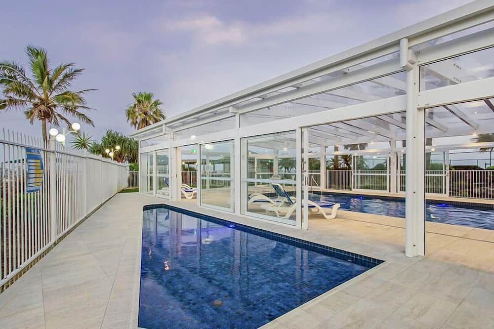 حوض السباحة