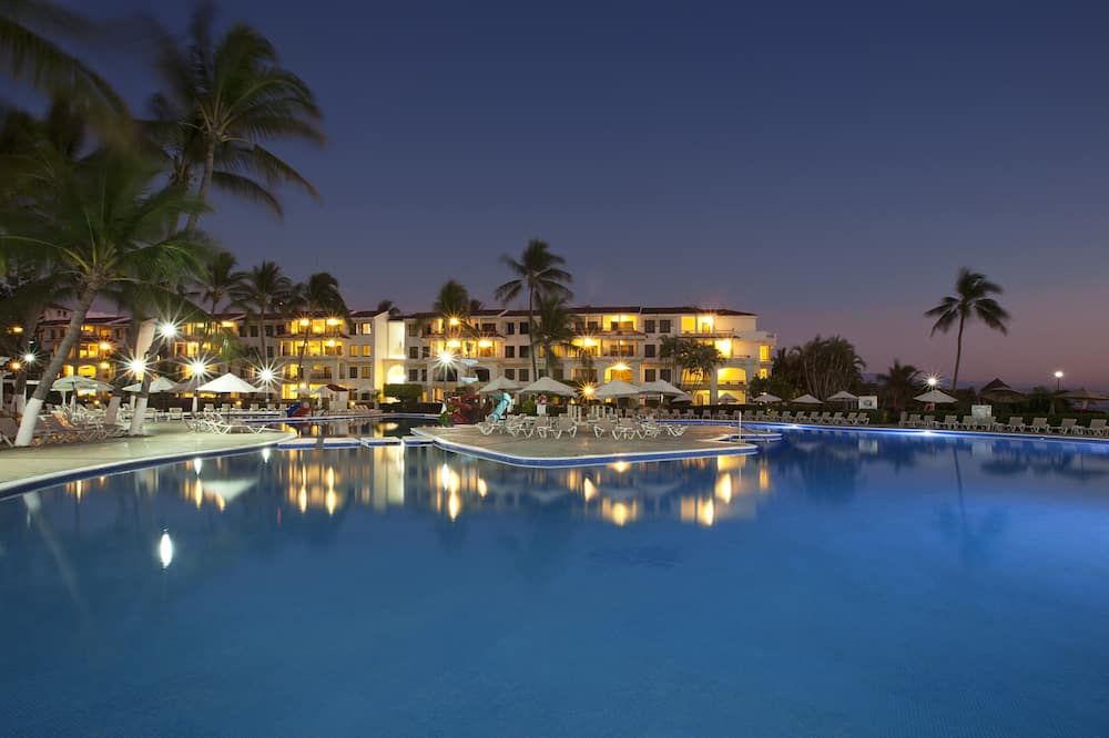 حوض السباحة