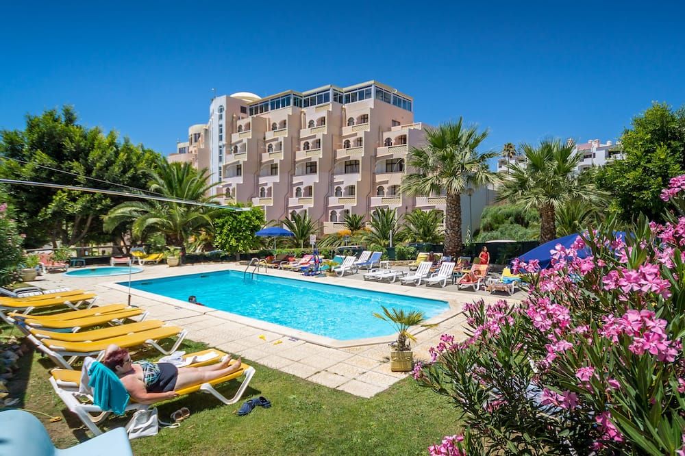 حوض السباحة