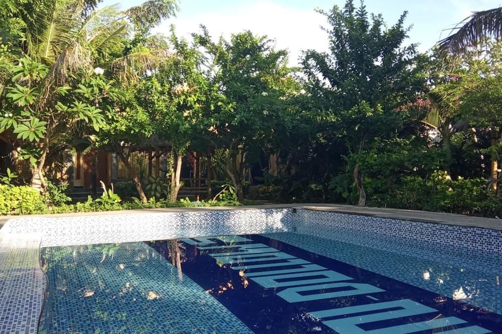 حوض السباحة