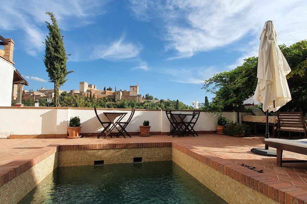 حوض السباحة