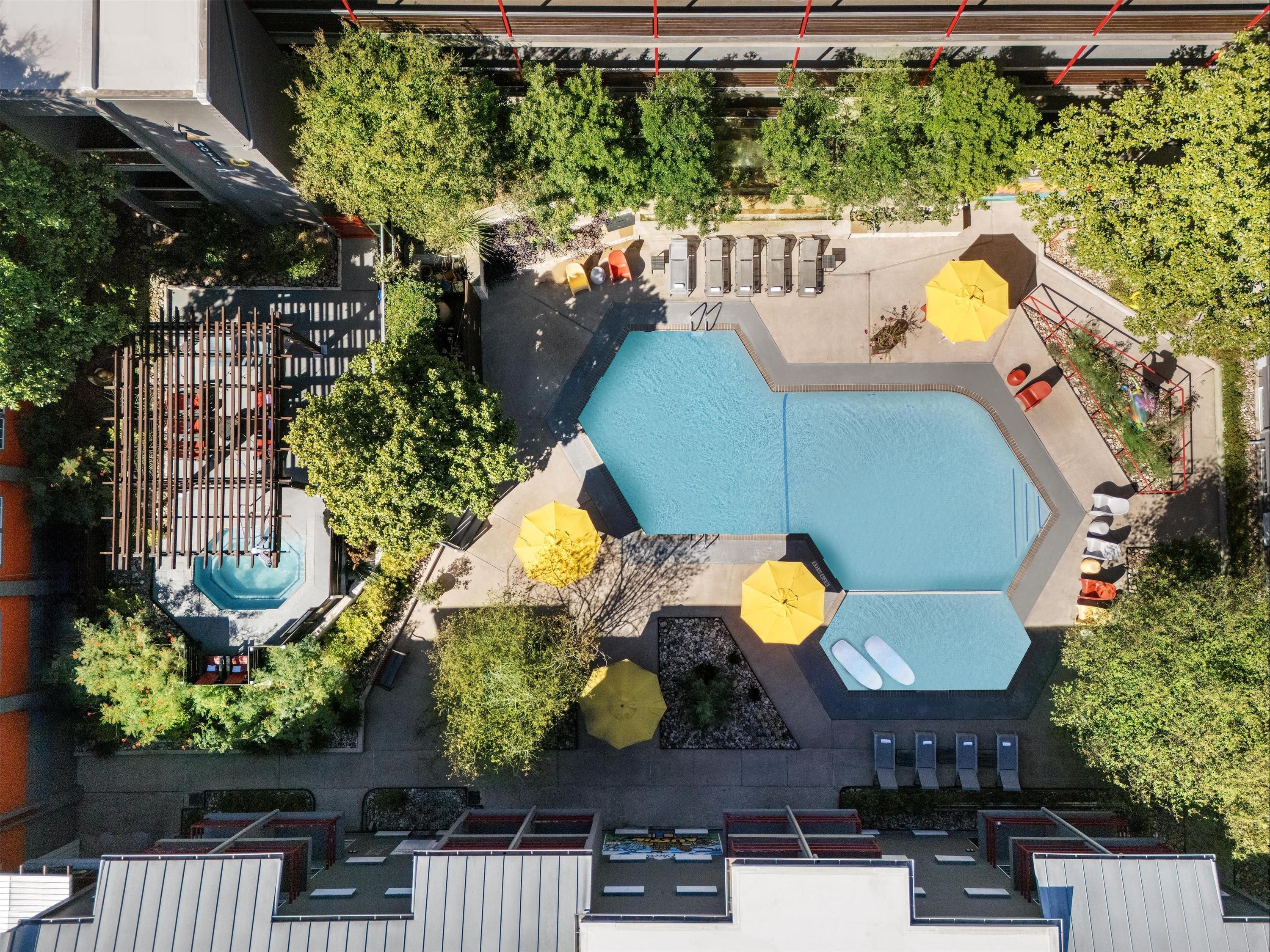 حوض السباحة