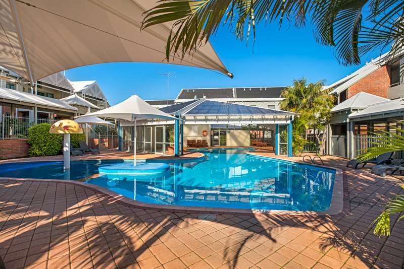 حوض السباحة صورة