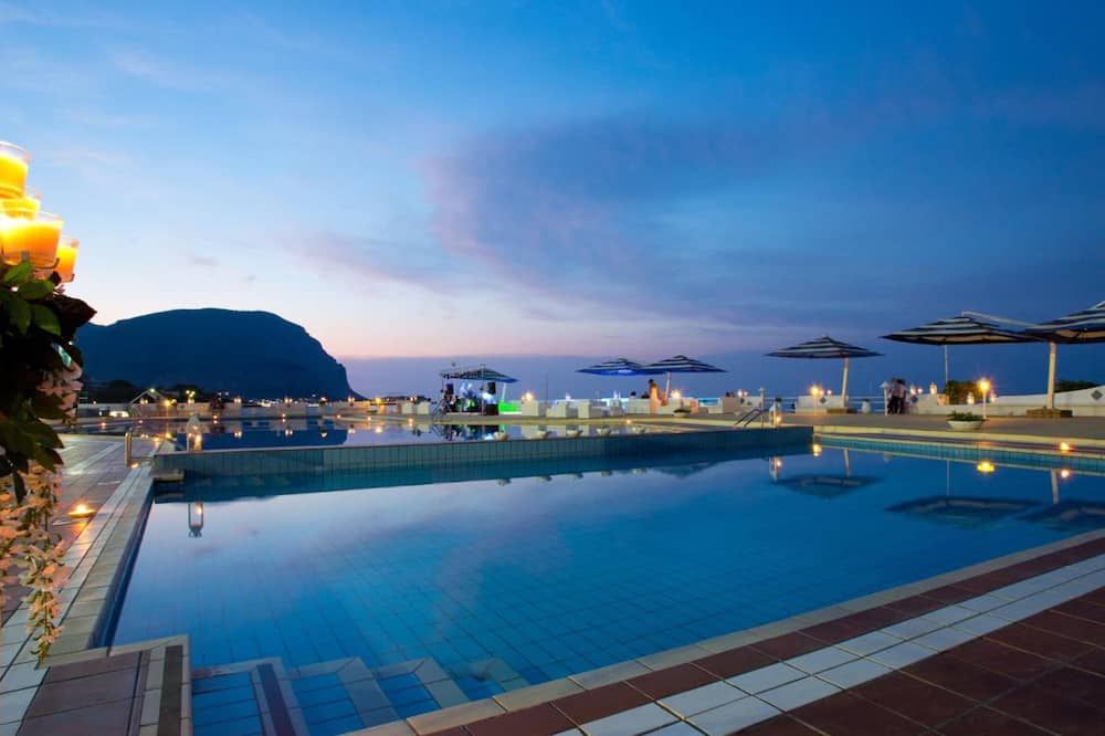 حوض السباحة صورة