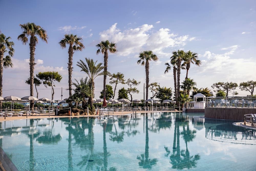 حوض السباحة