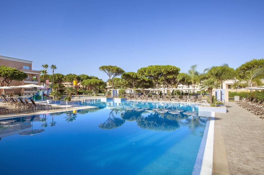 حوض السباحة