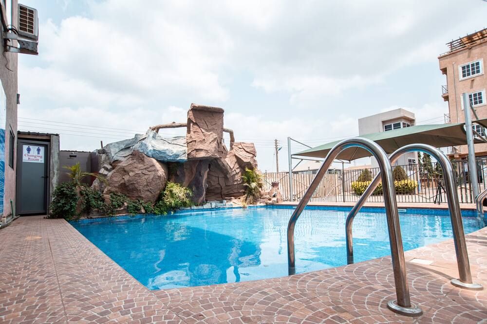 حوض السباحة