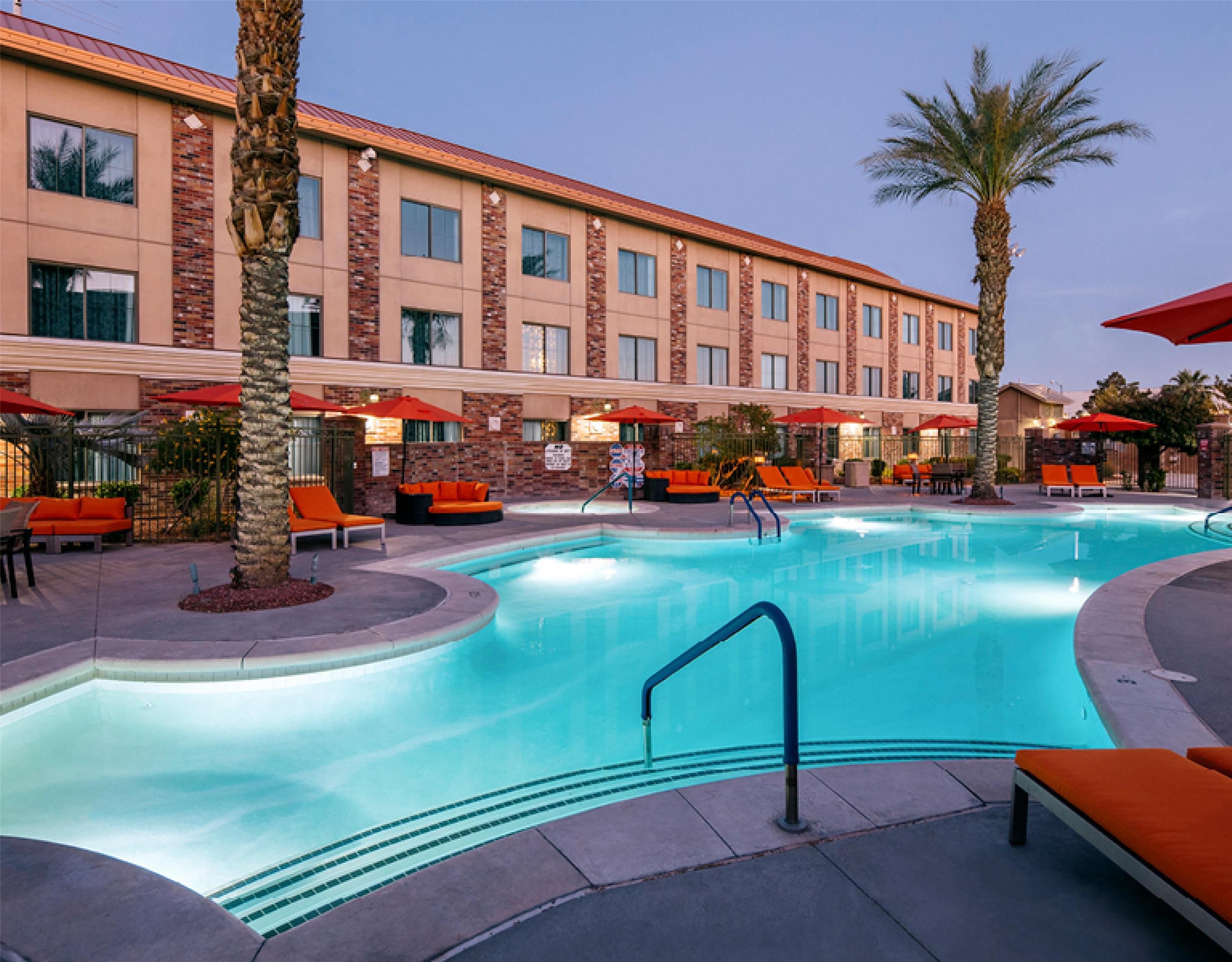 حوض السباحة