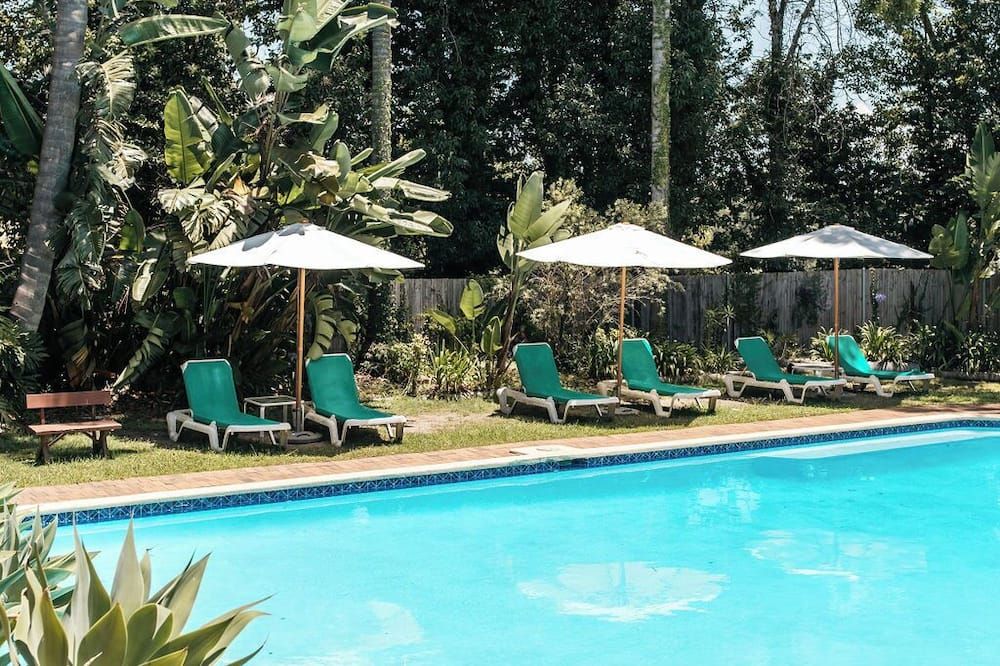 حوض السباحة