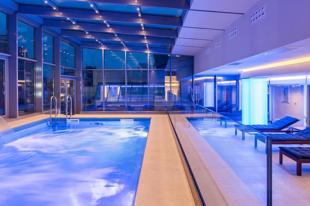 حوض السباحة