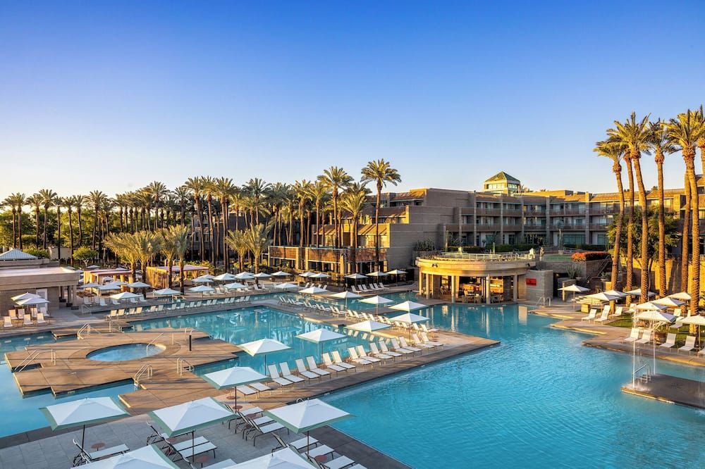 حوض السباحة