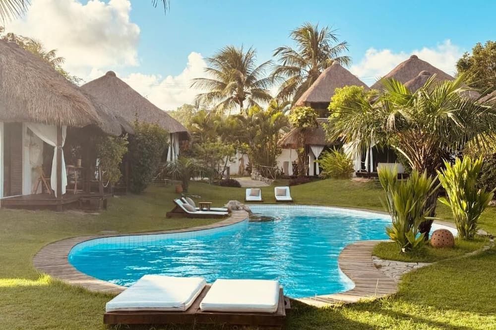 حوض السباحة