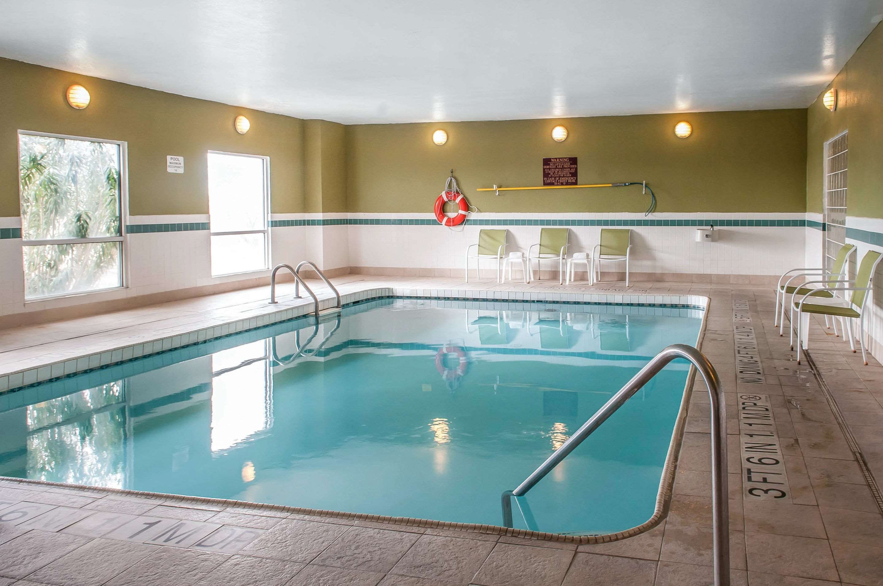 حوض السباحة