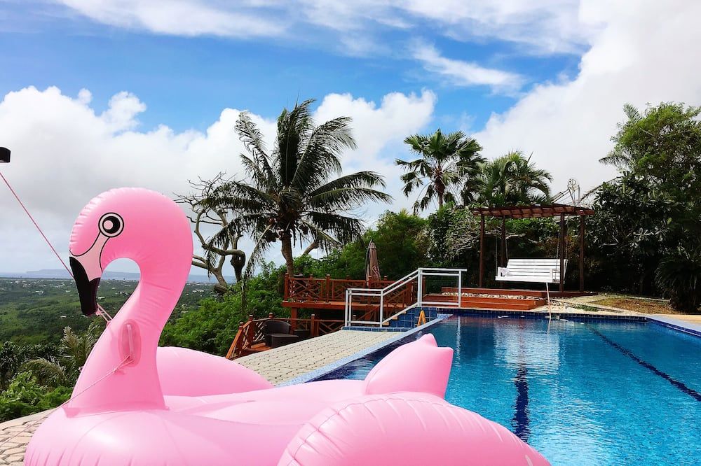 حوض السباحة