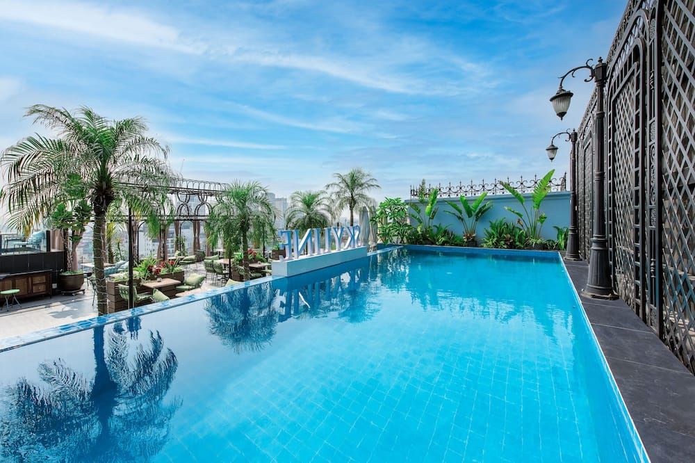 حوض السباحة