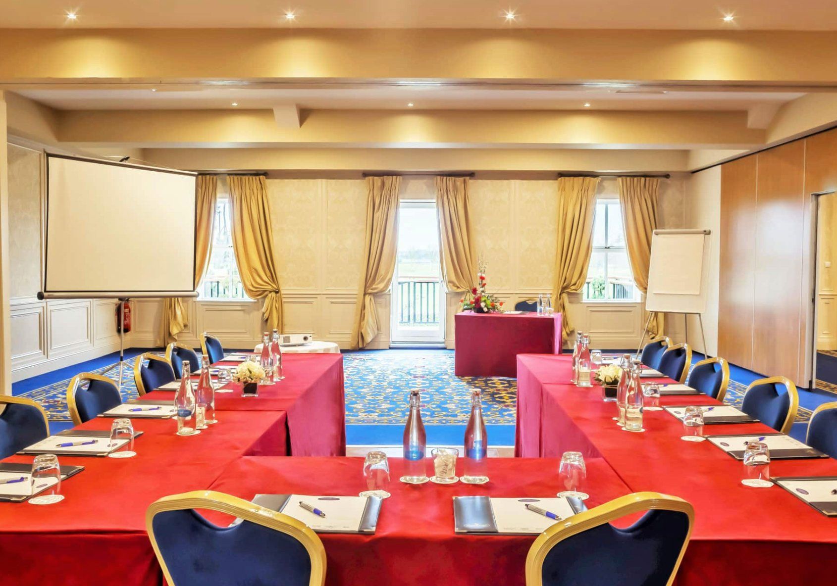 غرفة الاجتماعات