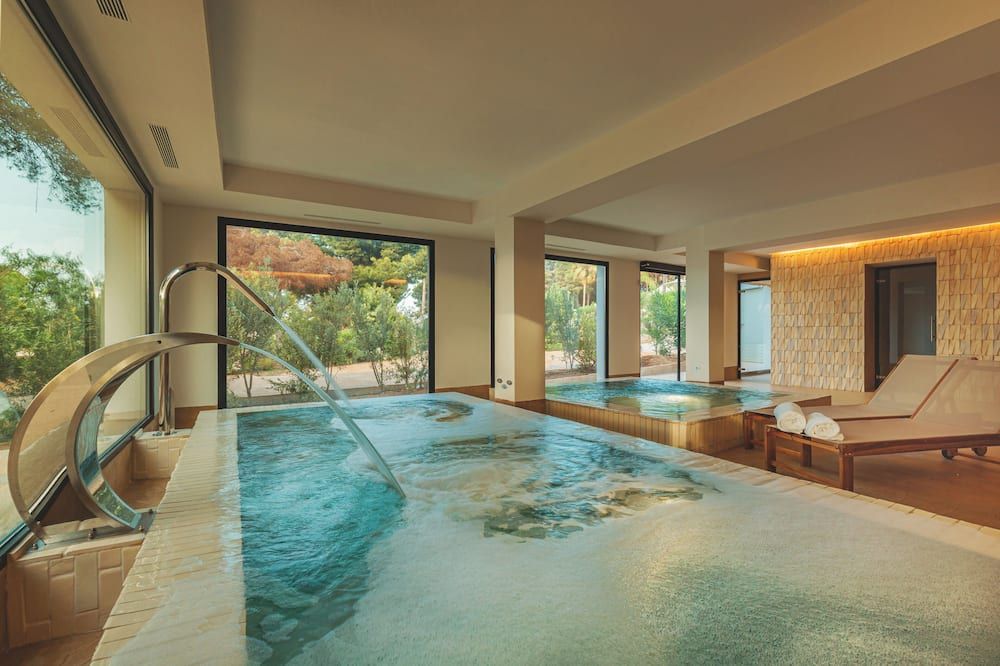 حوض السباحة