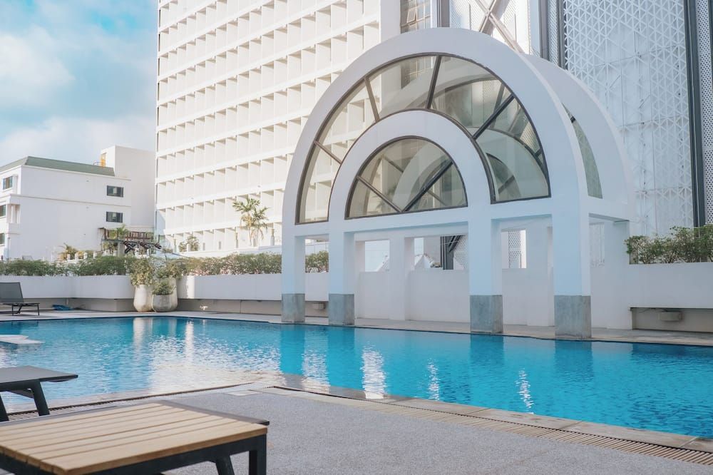 حوض السباحة