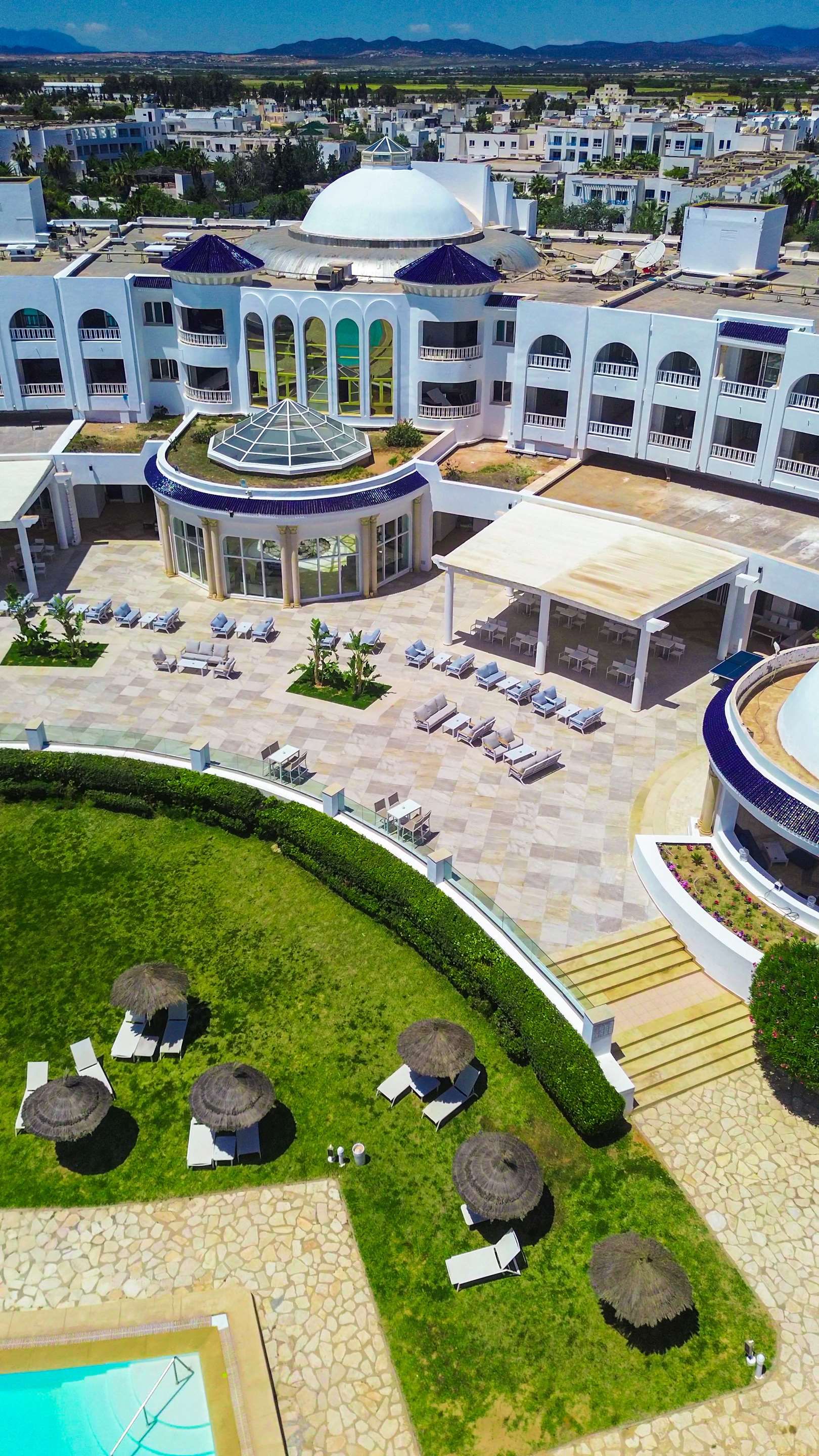 حوض السباحة