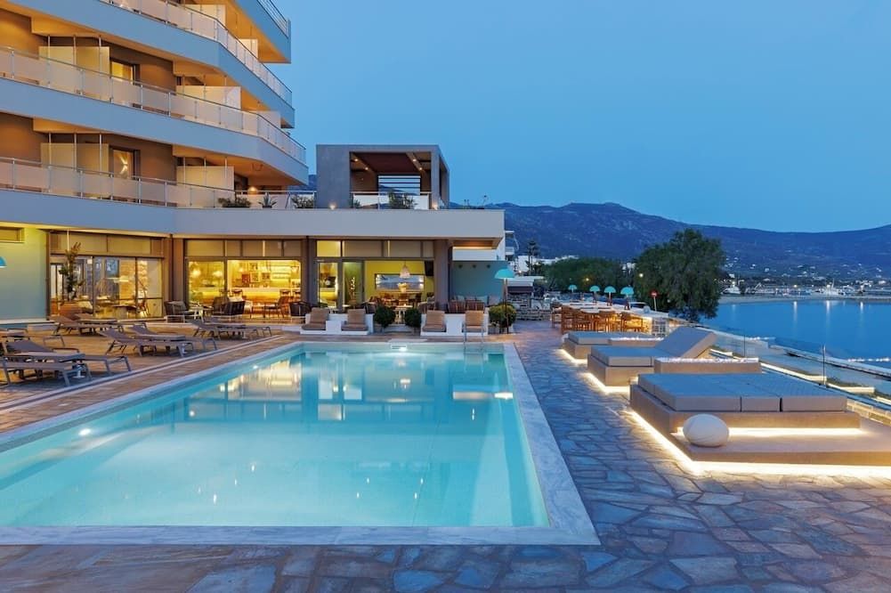 حوض السباحة