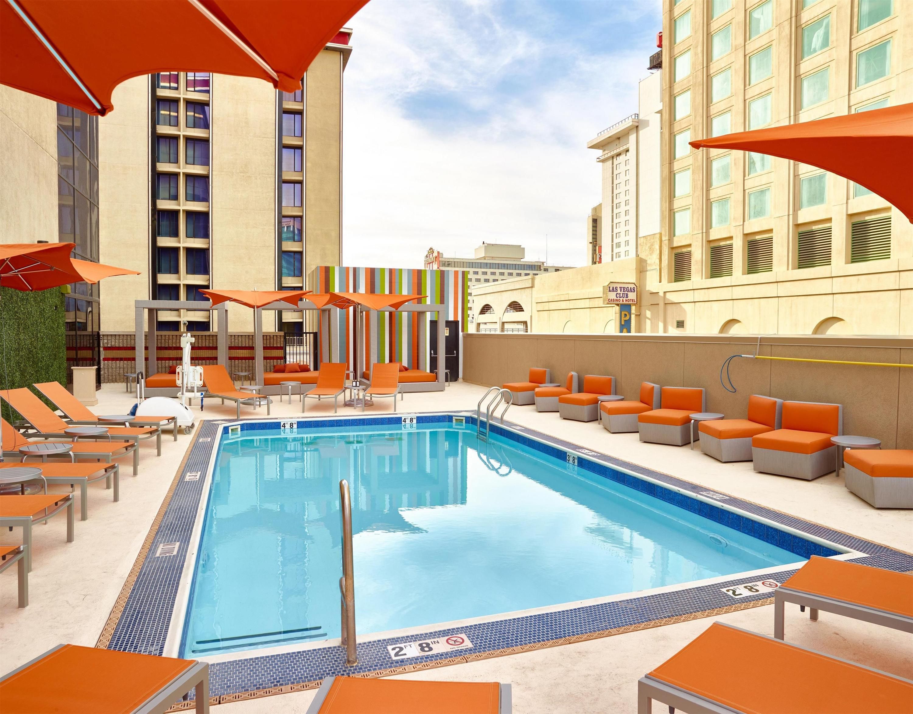 حوض السباحة