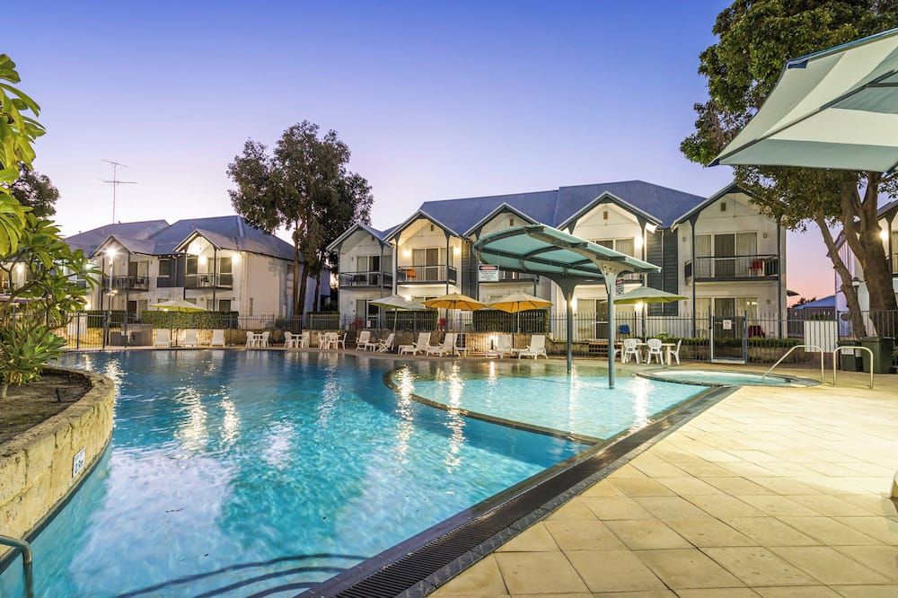 حوض السباحة