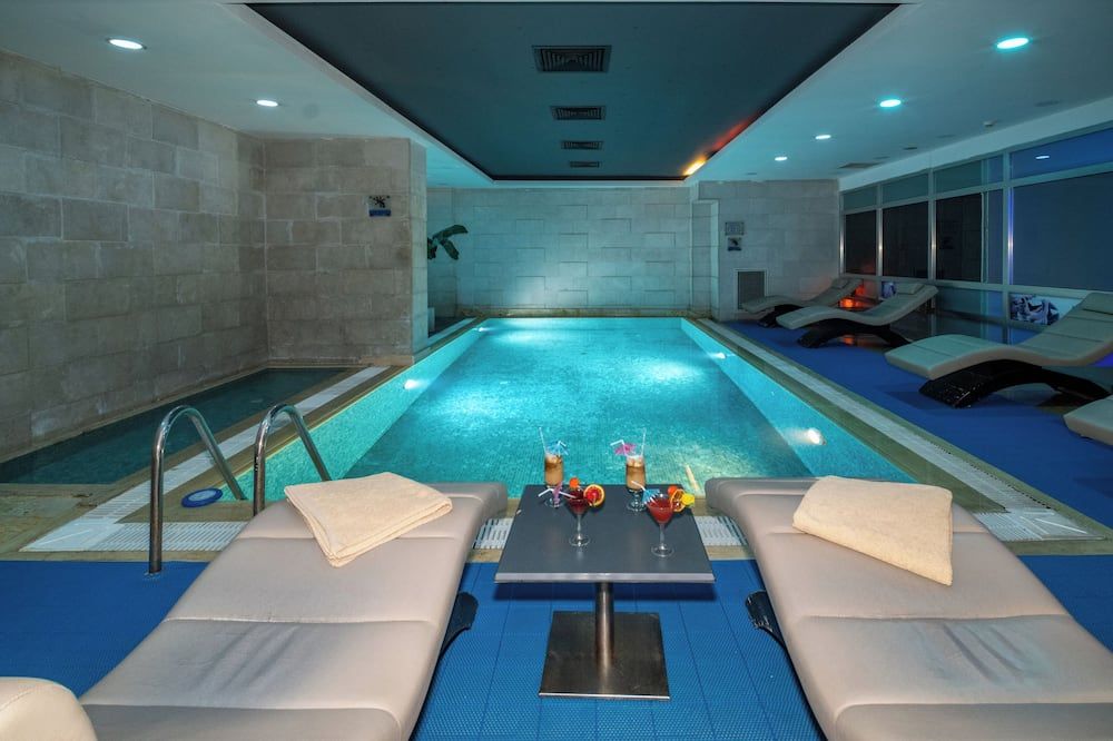 حوض السباحة