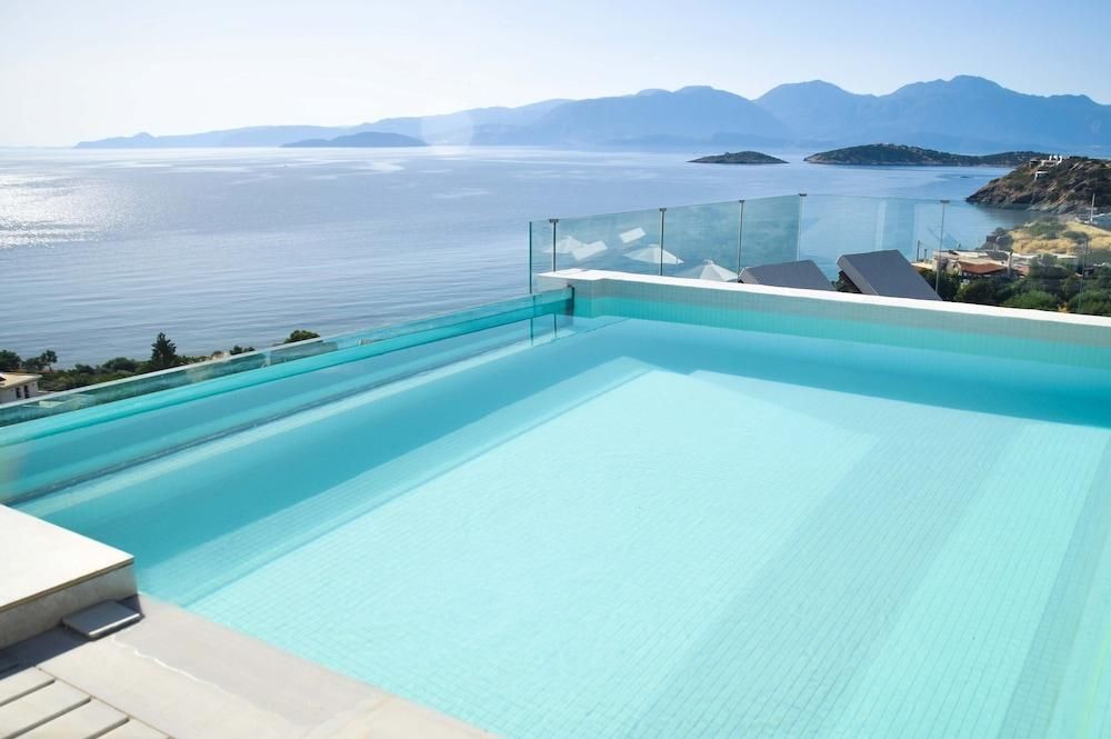 حوض السباحة