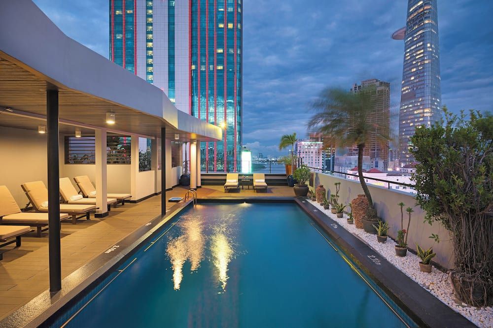 حوض السباحة