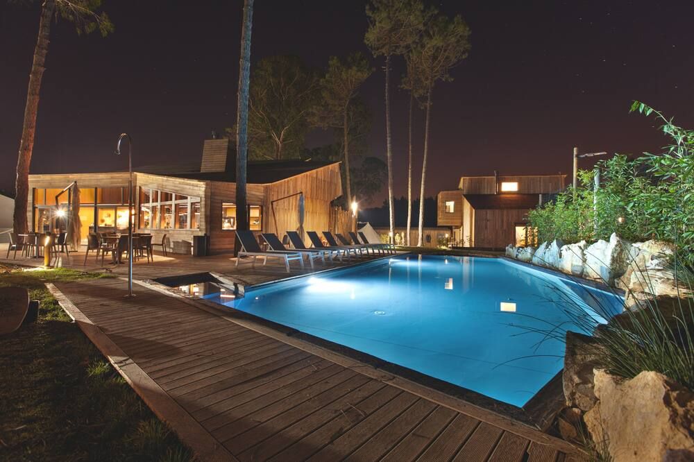 حوض السباحة