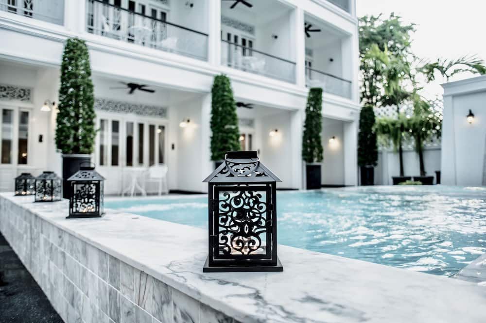 حوض السباحة