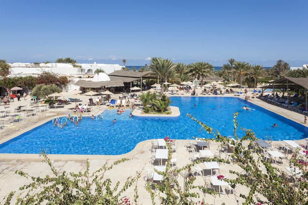 حوض السباحة