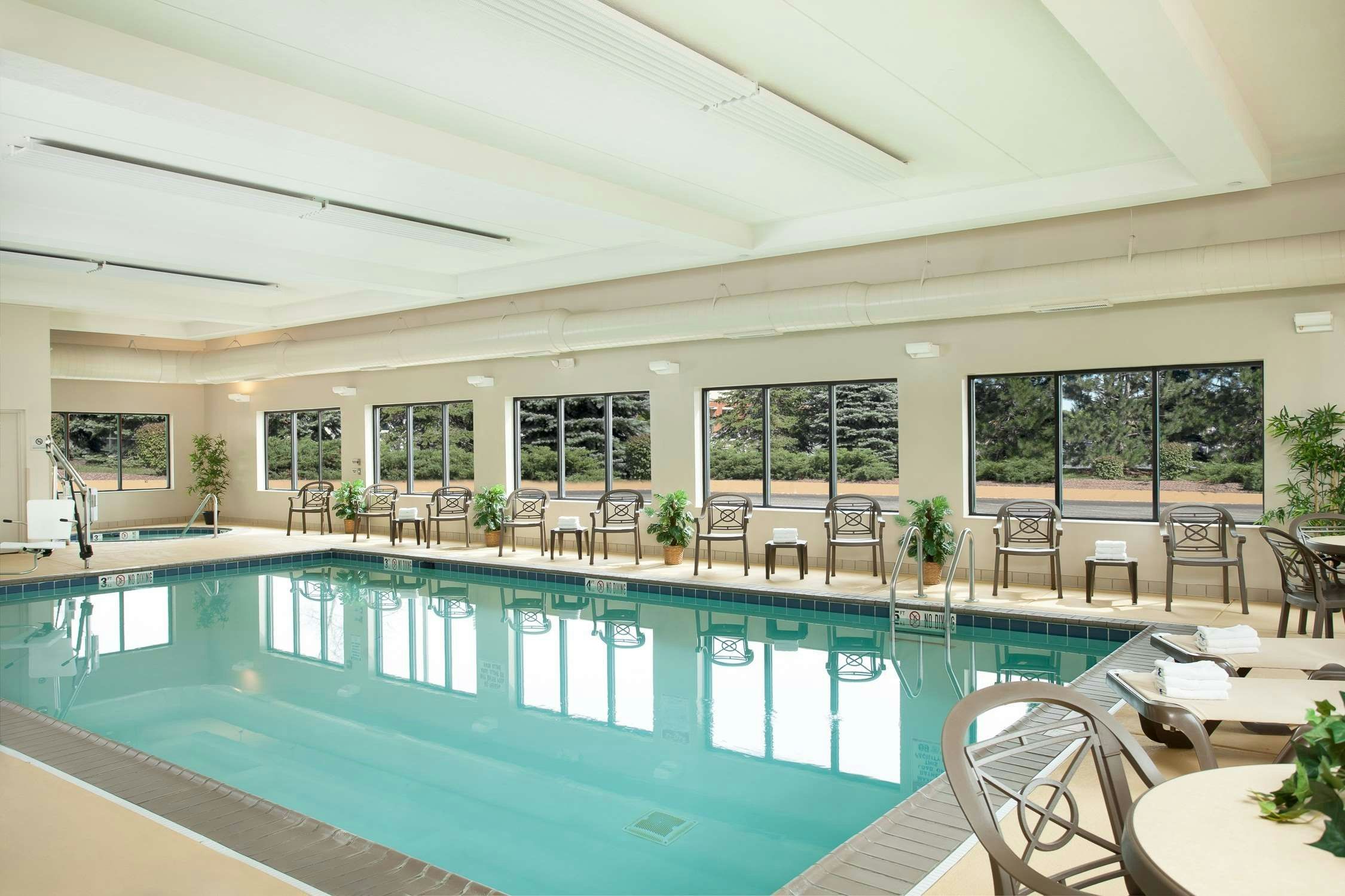 حوض السباحة