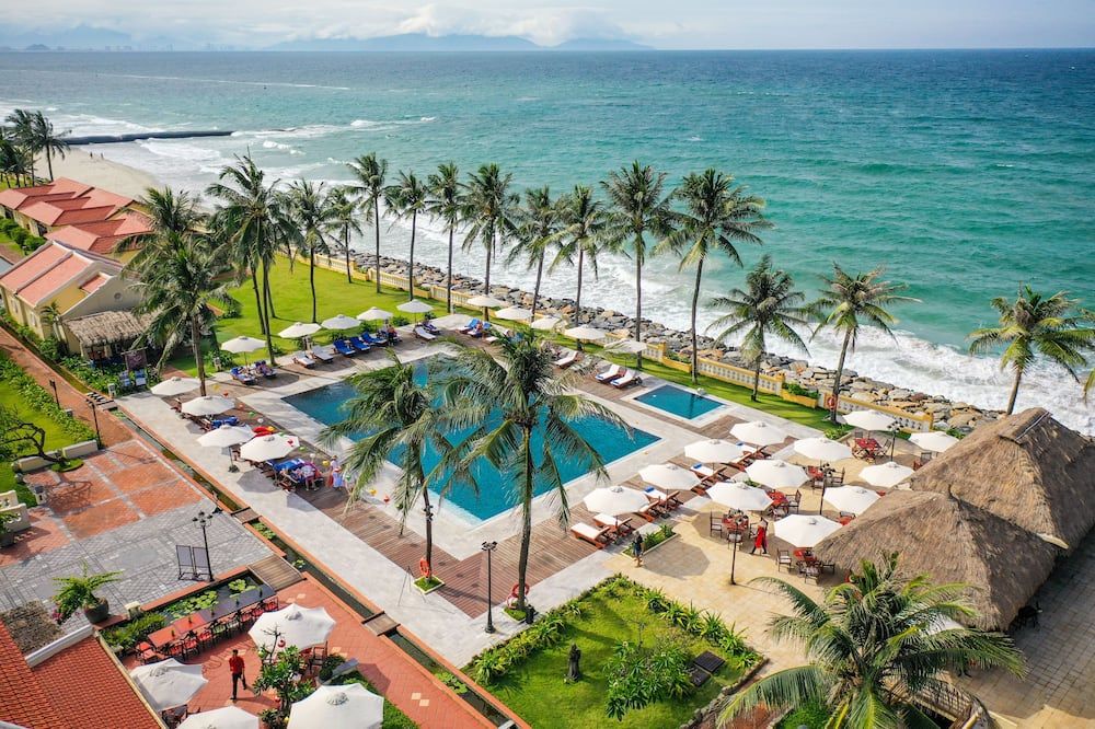 حوض السباحة