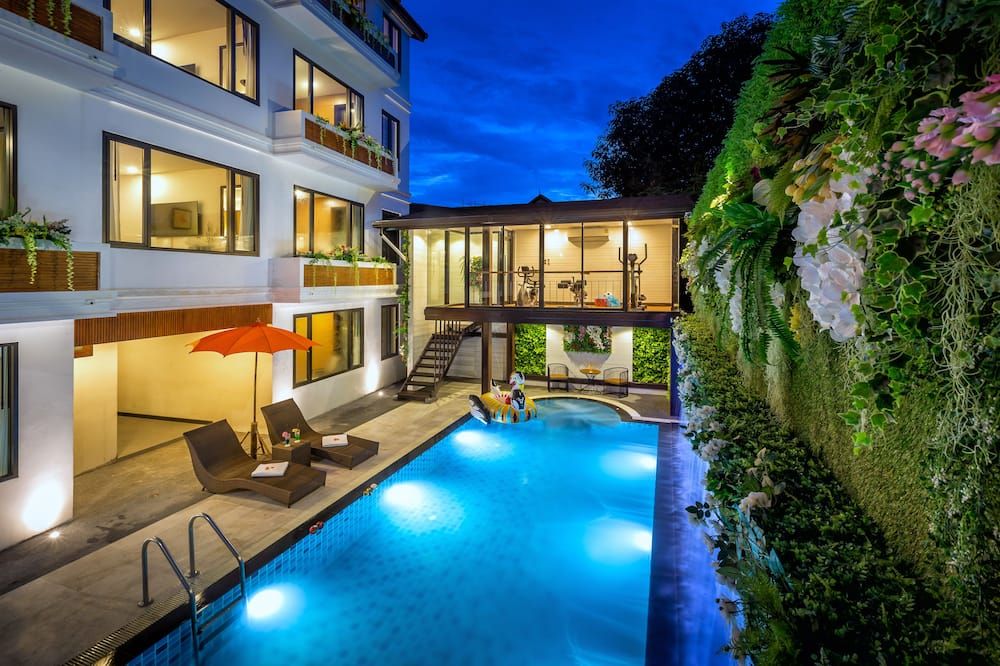 حوض السباحة